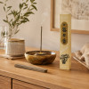 Encens japonais Palo Santo Morning Star sur meuble en bois, rituel de purification et détente
