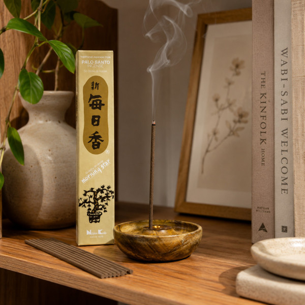 Encens Morning Star Palo Santo dans une bibliothèque zen avec porte-encens et bâtonnets
