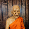 Portrait de la statue en cire Luang Phor Sodh, moine bouddhiste thaïlandais en robe orange
