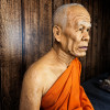 Profil droit de Luang Phor Sodh, statue en cire de moine bouddhiste thaïlandais