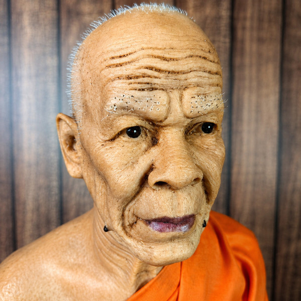 Gros plan du visage de Luang Phor Sodh, statue en cire thaïlandaise hyperréaliste