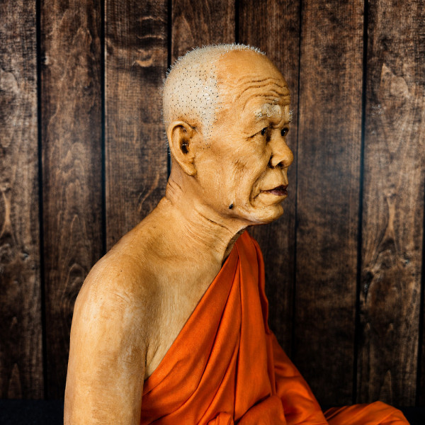 Statue en cire Luang Phor Sodh vue de trois quarts, moine thaïlandais assis en méditation