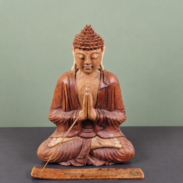 Bouddha de l’accueil en bois de suar, mains jointes, avec un bâton d’encens sur un porte-encens en bois