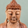 Visage aux yeux fermés et coiffure sculptée du Bouddha de l’accueil en bois de suar, gros plan de face
