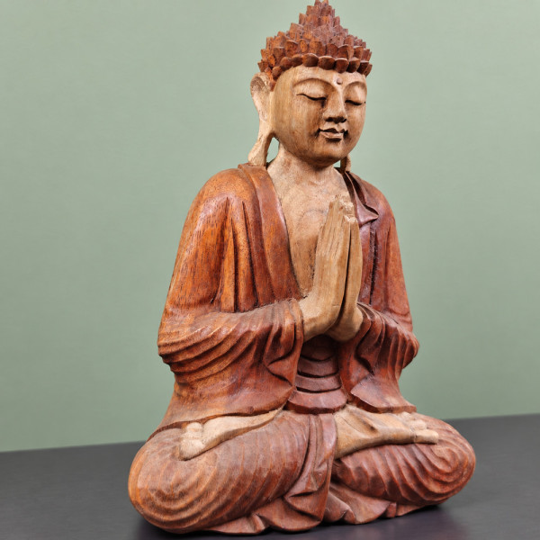 Bouddha de l’accueil en bois de suar sculpté à la main, vue de trois quarts, visage tourné vers la droite