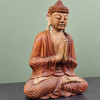 Bouddha de l’accueil en bois de suar sculpté à la main, vue de trois quarts, visage tourné vers la droite