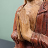 Détail des mains jointes devant la poitrine du Bouddha de l’accueil en bois de suar sculpté à la main