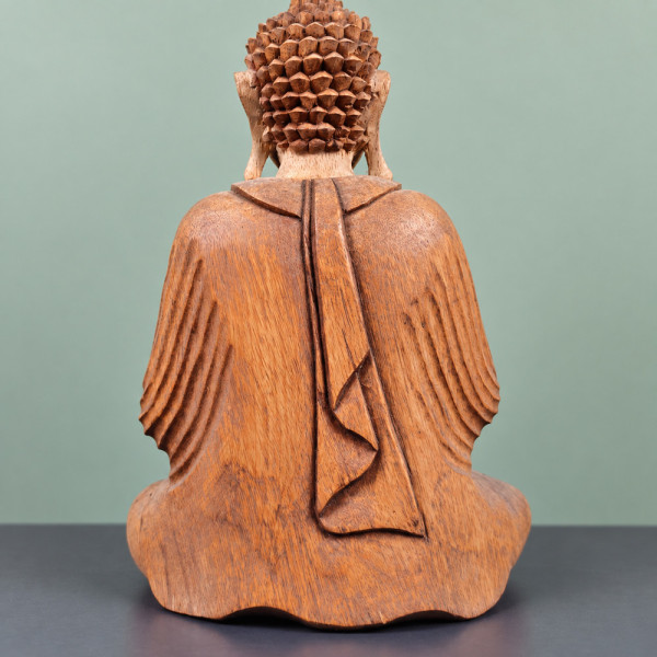 Bouddha de l’accueil en bois de suar vu de dos, avec coiffure et plis du vêtement sculptés à la main