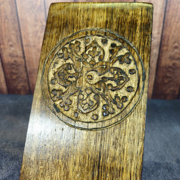 Support téléphone bois sculpté - Design mandala