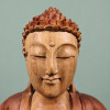 Visage aux yeux fermés du Bouddha en méditation en bois de suar, avec coiffure sculptée, gros plan de face
