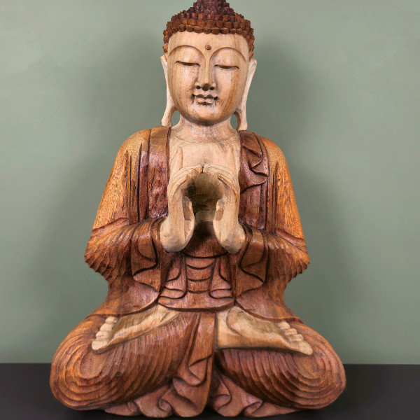 Bouddha de la transmission en bois de suar, 60 cm, vue rapprochée de face avec robe sculptée et jambes croisées