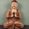 Bouddha de la transmission en bois de suar, 60 cm, vue rapprochée de face avec robe sculptée et jambes croisées