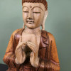 Vue rapprochée du visage, du buste et des mains du Bouddha de la transmission en bois de suar, 60 cm