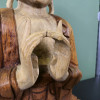 Détail des mains arrondies devant la poitrine du Bouddha de la transmission en bois de suar sculpté à la main