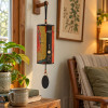 Carillon Zaphir Sunray suspendu dans un salon zen chaleureux, décoration apaisante inspirée de l’élément Feu