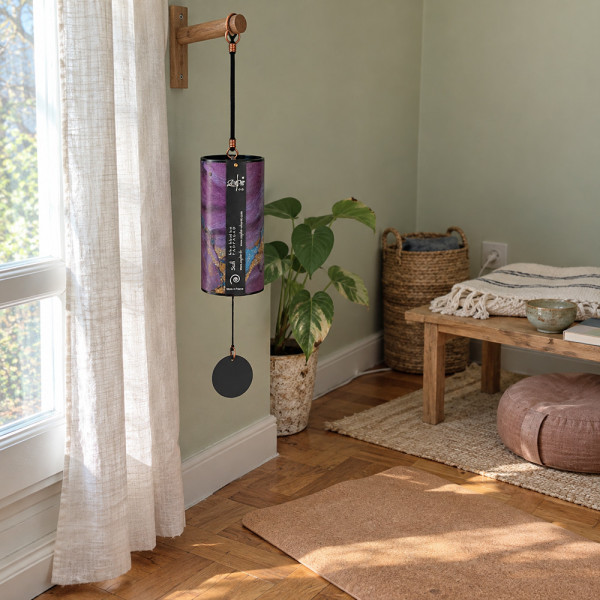 Carillon Zaphir Sufi dans un espace de méditation lumineux, ambiance zen inspirée de l’élément Terre