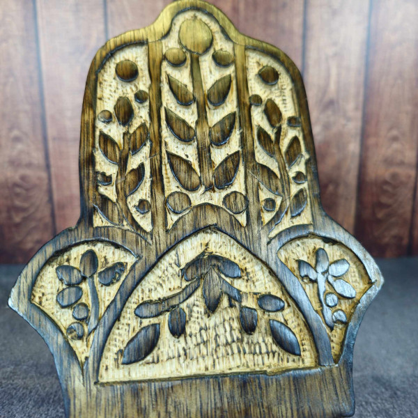 Support téléphone bois sculpté - Symbole Hamsa protecteur