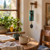 Carillon Zaphir Crystalide suspendu dans un coin repas zen, décoration printanière et ambiance apaisante