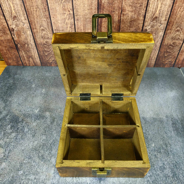 Intérieur de la boîte montrant les quatre compartiments spacieux pour organiser vos thés