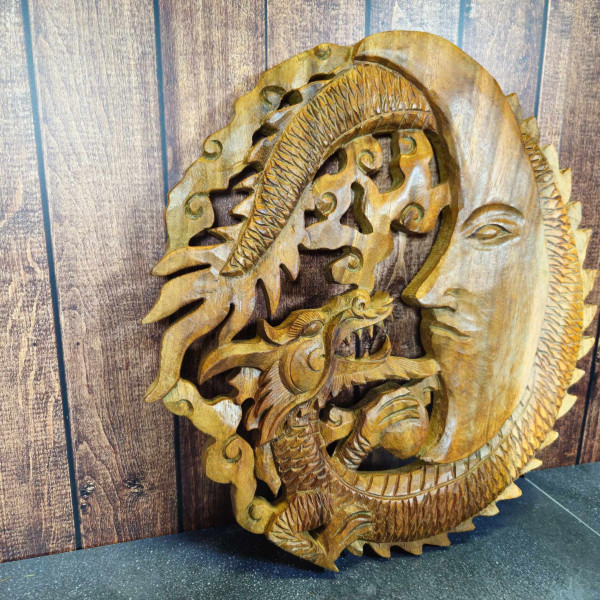 Décoration murale artisanale en bois : Visage lunaire et dragon