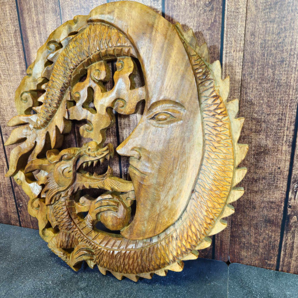 Décoration murale artisanale en bois : Visage lunaire et dragon