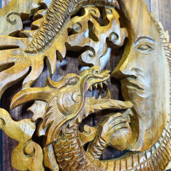 Décoration murale artisanale en bois : Visage lunaire et dragon