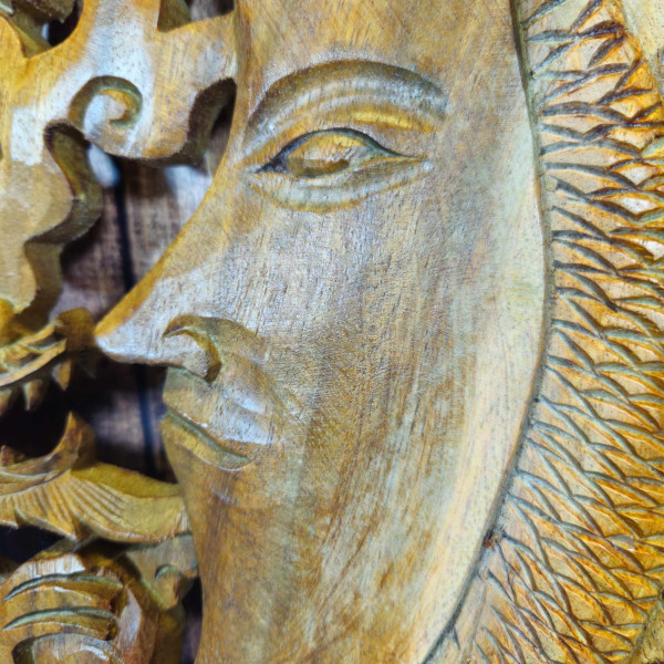 Décoration murale artisanale en bois : Visage lunaire et dragon