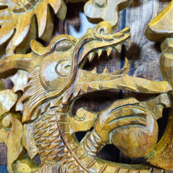 Décoration murale artisanale en bois : Visage lunaire et dragon