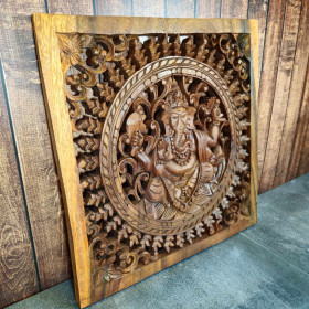 Panneau décoratif artisanal en bois durable, détails précis du visage de Bouddha