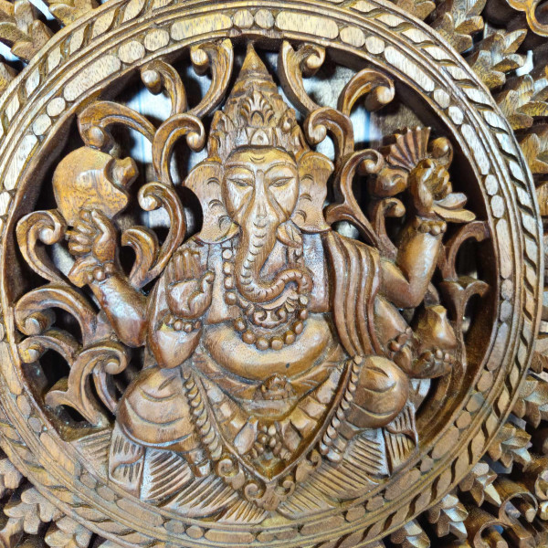 Gros plan sur le panneau décoratif carré en bois représentant Bouddha sculpté artisanalement