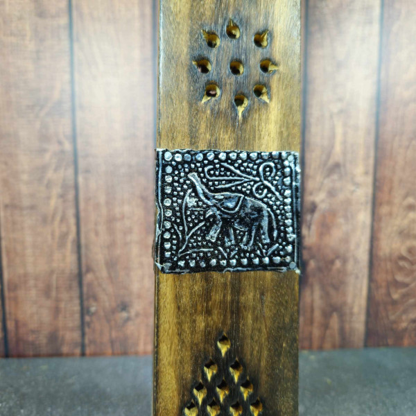 Détail de la base du porte-encens, illustrant la qualité du bois et la finesse de la sculpture