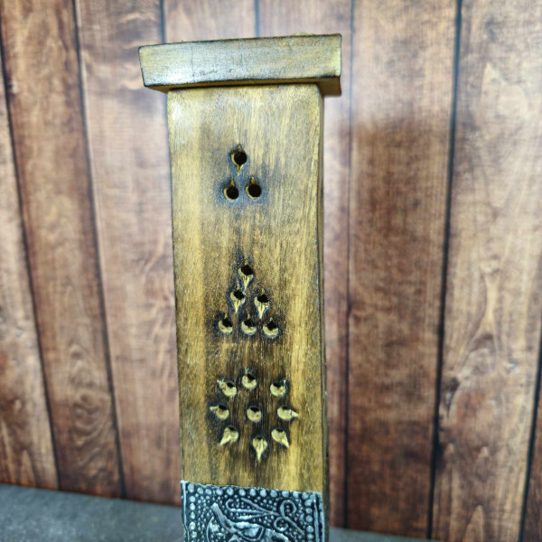 Porte-encens artisanal en action, avec un bâton d'encens allumé diffusant son arôme relaxant