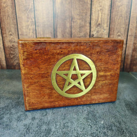 Détails artisanaux de la boîte à bijoux pentagramme en bois de manguier