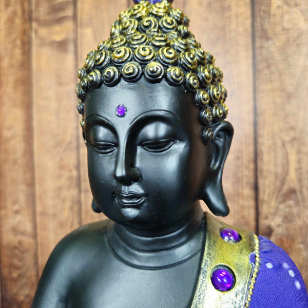 Détail du visage paisible de la statue, inspirant la méditation et la paix intérieure au quotidien