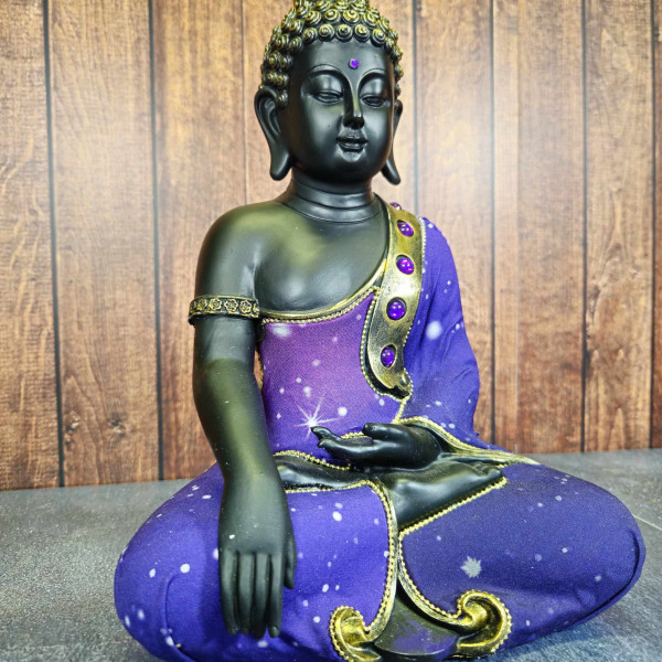 La statue "Bouddha entre rêve et méditation" embellissant un espace dédié à la relaxation et au bien-être