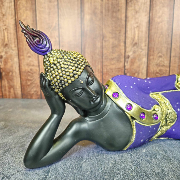 Vue rapprochée de la statue de Bouddha allongé pourpre en résine de 40 cm, mettant en valeur les détails fins de la sculpture