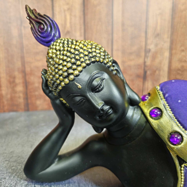 Détail du visage paisible de la statue, inspirant la méditation et la paix intérieure au quotidien