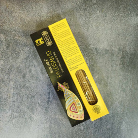 Rituel de fumigation avec encens Palo Santo naturel