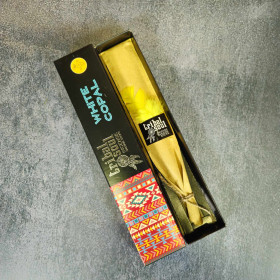 La résine sacrée des Mayas, le copal blanc, brûle en répandant son parfum purificateur