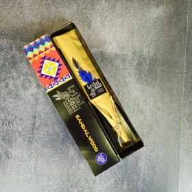 Gros plan sur l’encens naturel au bois de santal révélant sa texture artisanale