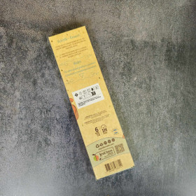 Zoom sur les bâtons d’encens artisanaux d’Argentine avant combustion