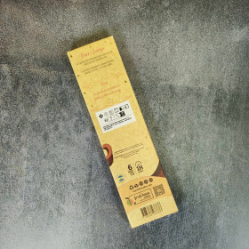 Gros plan sur la résine sang de dragon rouge imprégnant un bâton d’encens artisanal