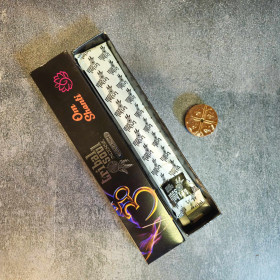 Encens méditation Om Shanti brûlant doucement dans un porte-encens spirituel