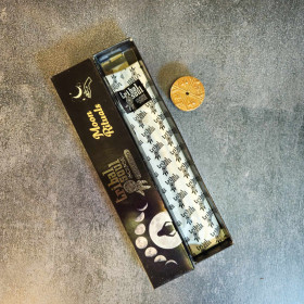 Fumée d’encens s’élevant pour la purification de l’énergie lunaire dans un espace sacré