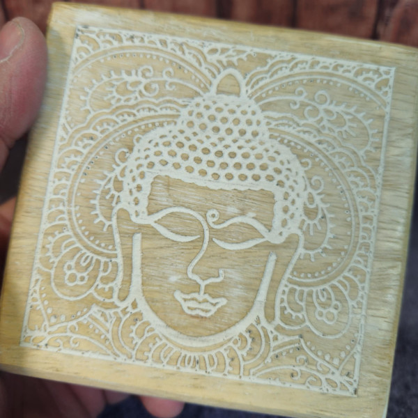 Sculpture de Bouddha sur boîte en bois blanchi pour un décor zen