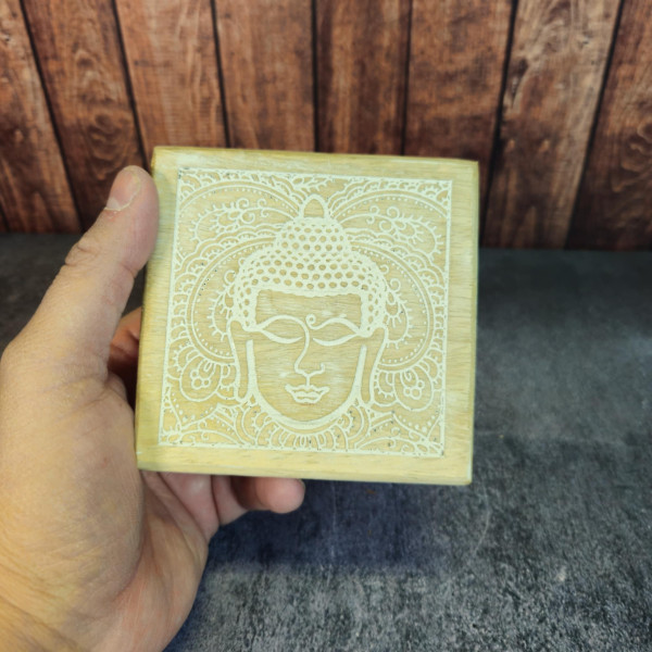Détails sculptés d’une boîte zen en bois au style oriental