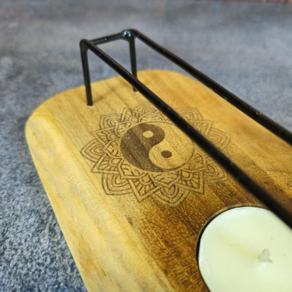 Détail du symbole Yin & Yang gravé sur le bois