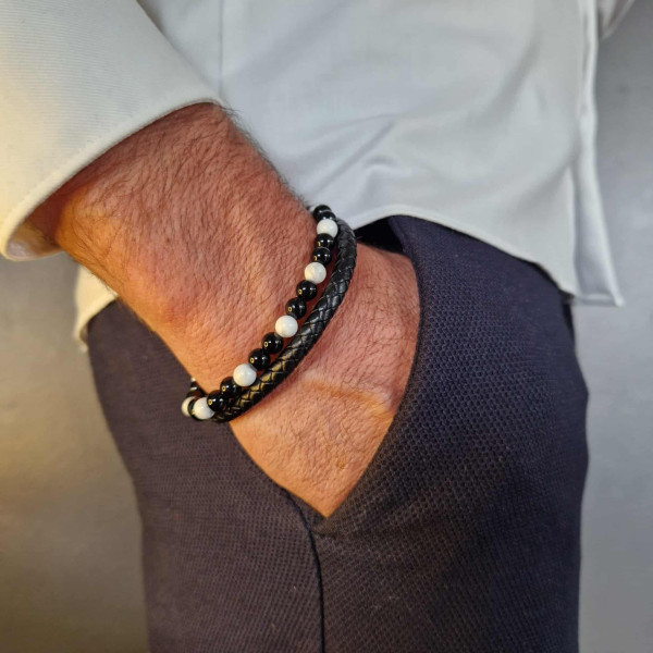 Bracelet masculin en cuir noir tressé avec perles d’Onyx et d’Howlite – bijou énergétique au style intemporel
