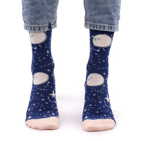Douceur lunaire – Des chaussettes en bambou confortables et respirantes, inspirées des cycles de la lune.